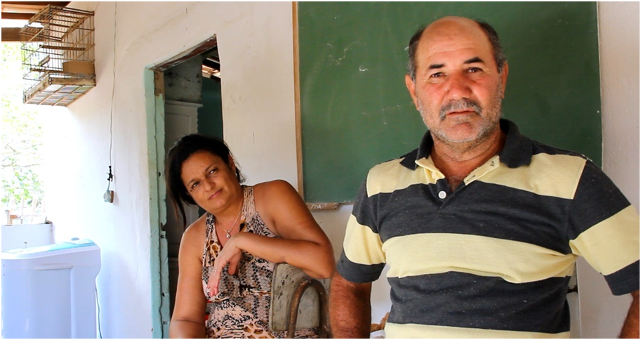 Rizeildo Alvis Do Nascimento, 52 ans, marié à Margarida Da Sylva Alvis (surnommée Donna Pretta), 47 ans, vivent dans le hameau de la communauté Margarida Maria Alves, dans la campagne de Juarez Tavora. Parents de 4 enfants, dont deux filles qui habitent le même hameau, ils sont également grand parents de trois petits enfants. Je me souviendrai d'un accueil chaleureux et d'un foyer paisible où le voyageur comme le voisin sont les bienvenus à tous moments. 